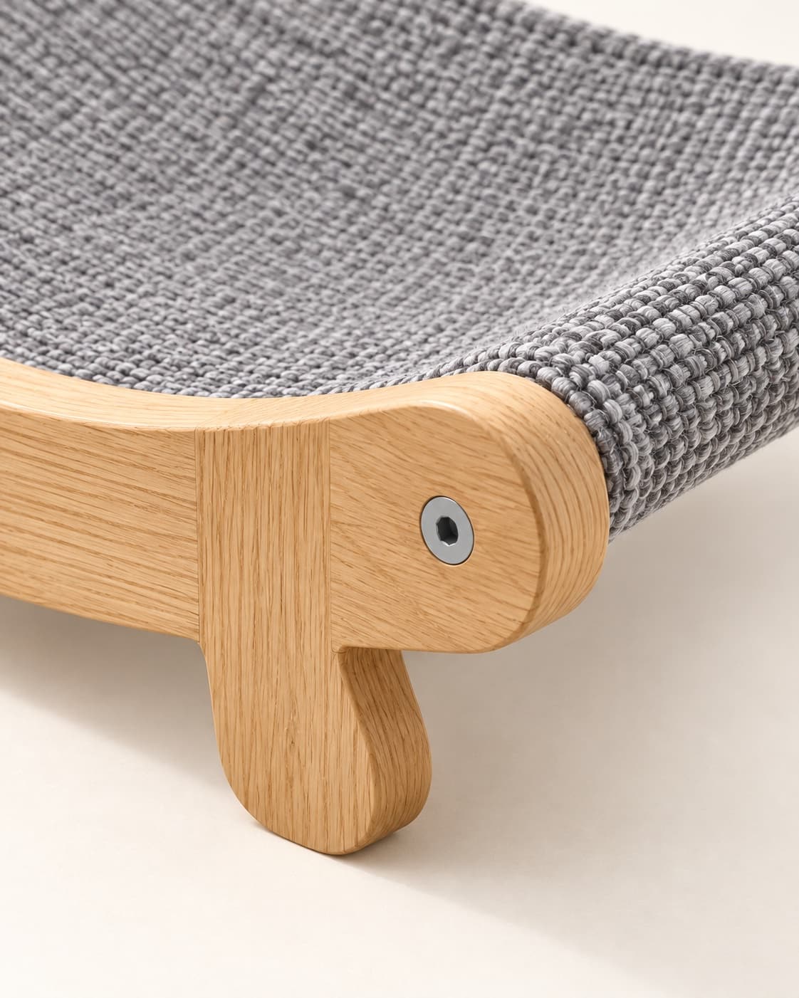小榻弧形木框、灰色剑麻布与短腿细节