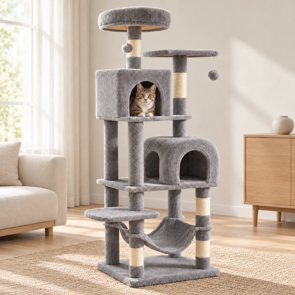 灰色猫爬架放在客厅,猫待在上层猫屋里