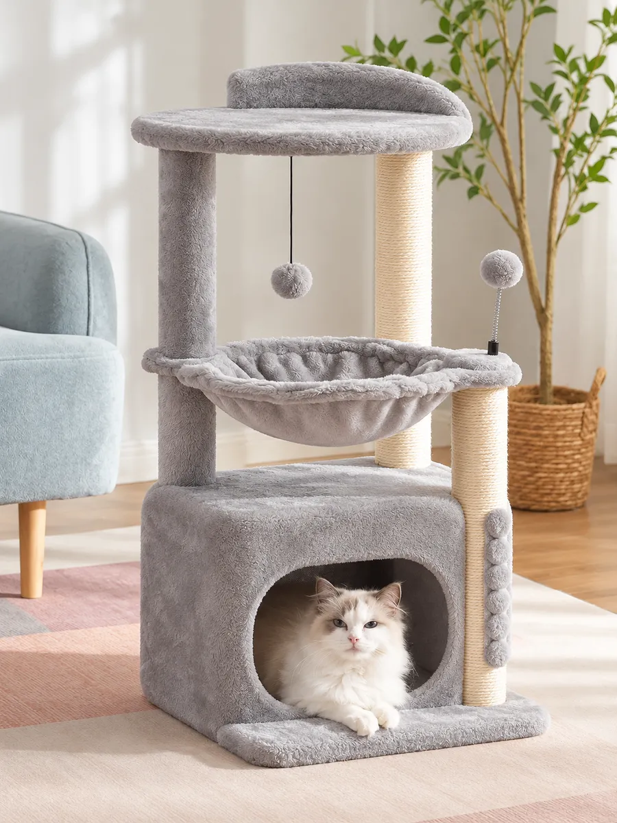 浅灰色猫爬架放在客厅，猫待在底部猫屋里